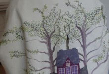 På dette sjal har jeg malet husene, derefter har jeg broderet træer og blade, og vinduer